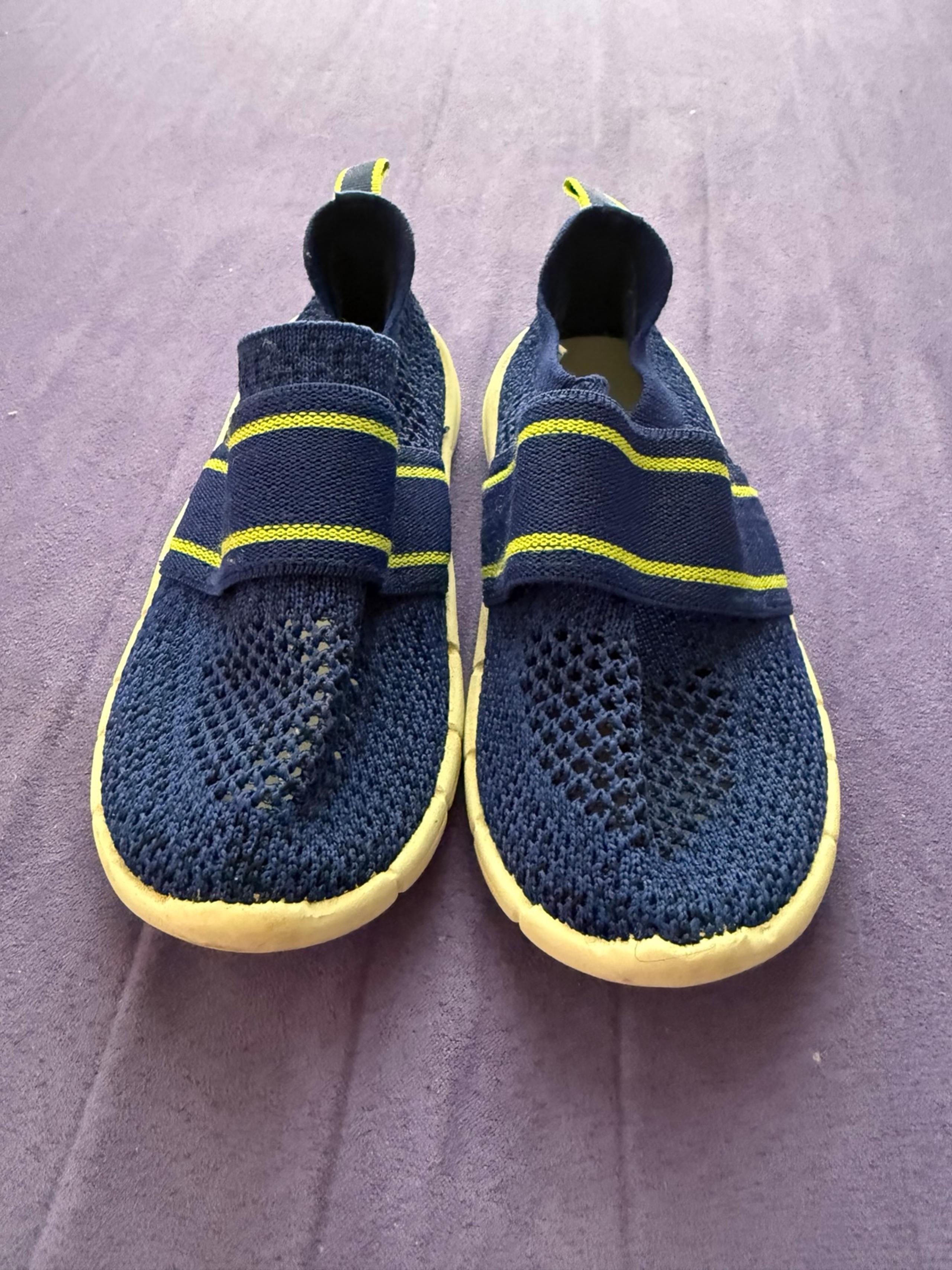 Size 8 (Little Kid) OshKosh Boy Water Shoes