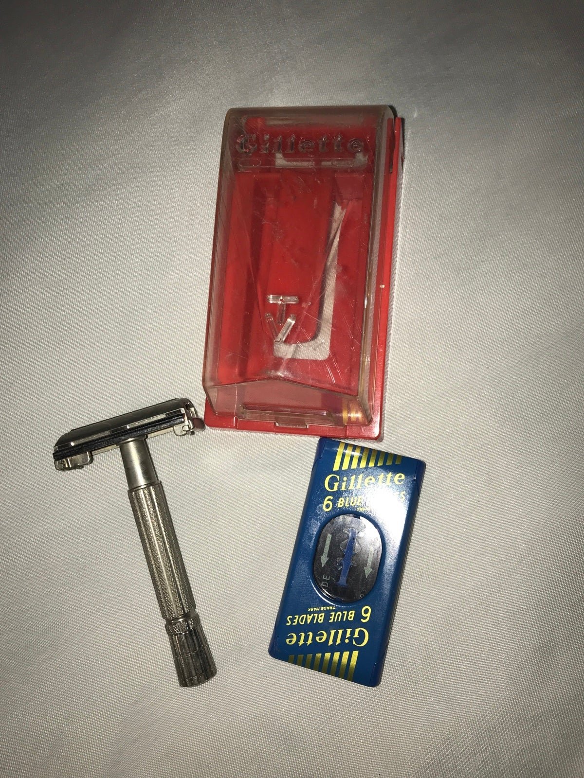 VINTAGE GILLETTE SHAVER w BLADE