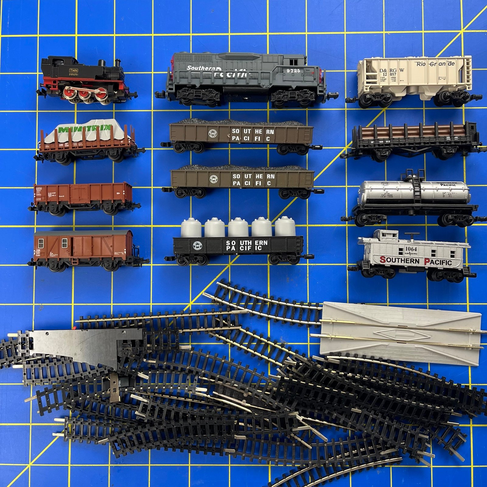 N scale train cars + track lot speed and Mini Trix