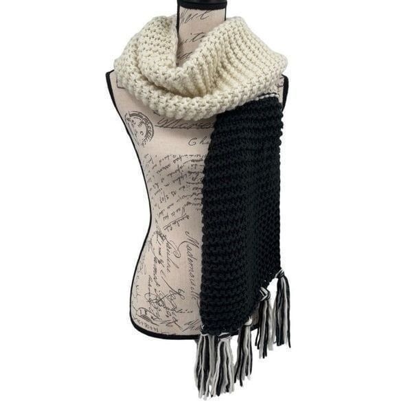 Anthropologie SLEEPING ON SNOW Chunky Knit Long Fringe Scarf Navy/White