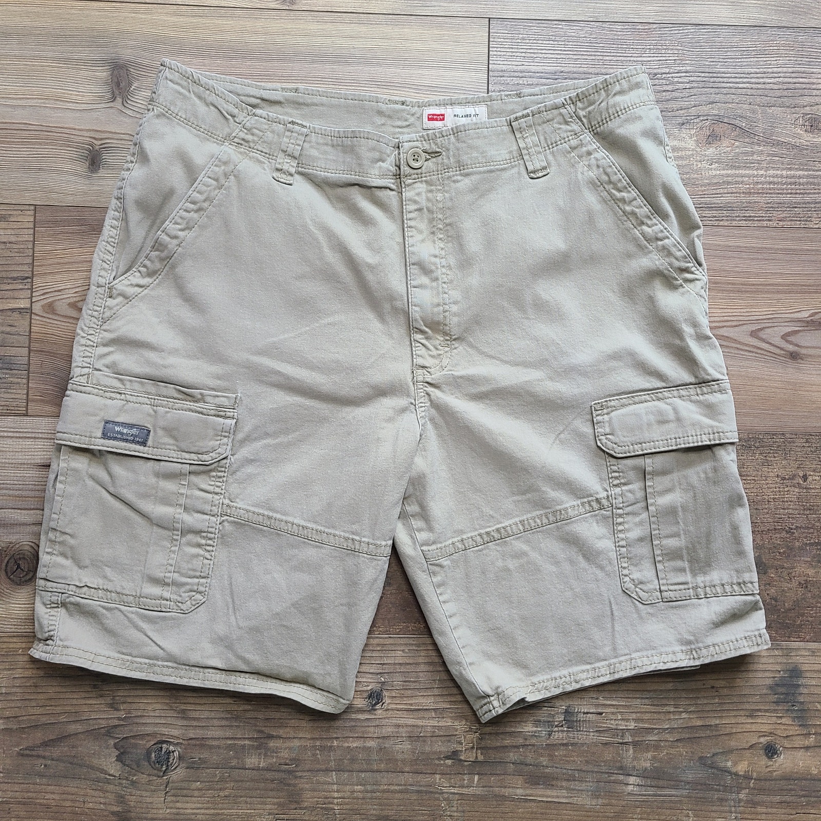 Vintage 2000s Wrangler Baggy Cargo Shorts Mens Relaxed Fit Workwear Size 38