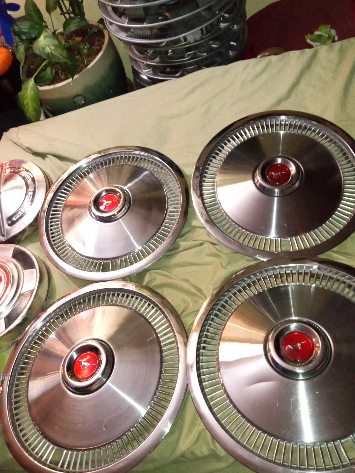 13 Ford mustang Ii hubcap set