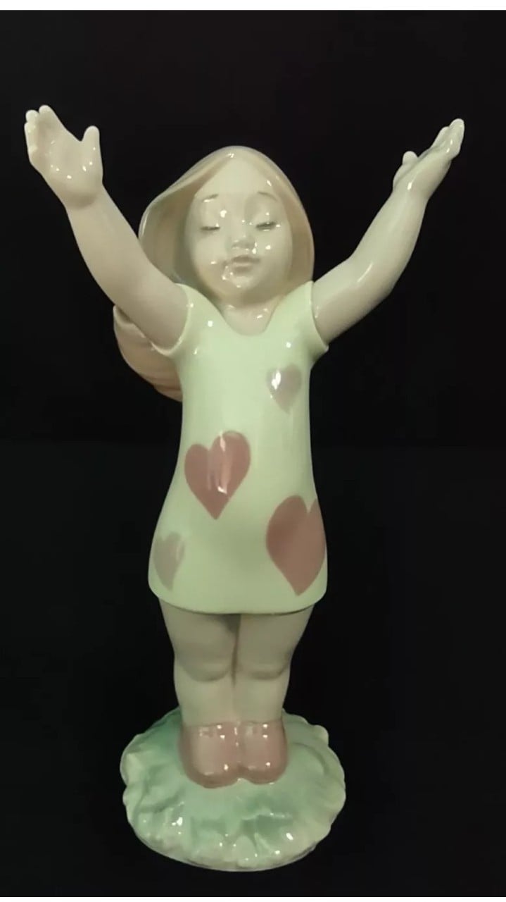 NAO Little Cuddle Porcelain Figurine DAISA 2004