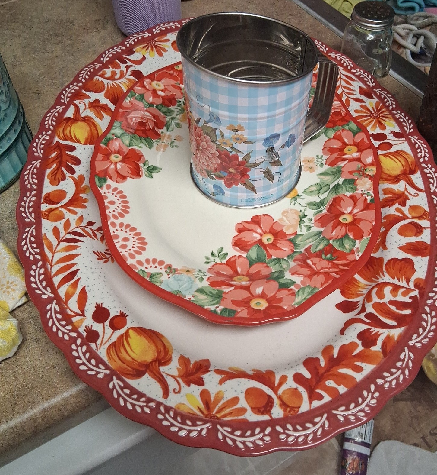 Pioneer Woman Lot - Turkey Platter, Large Platter & Flour Sifter