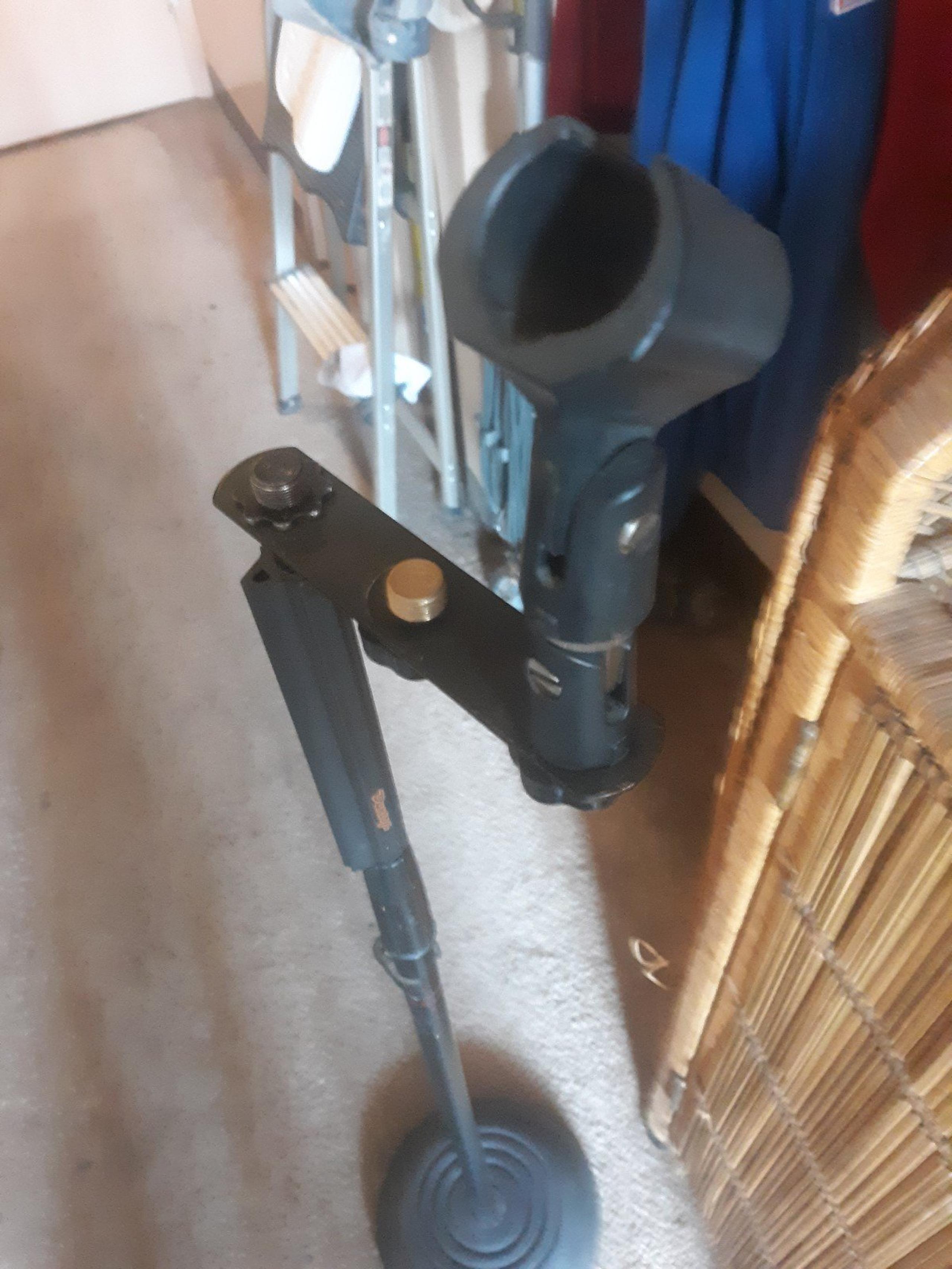 Microphone stand