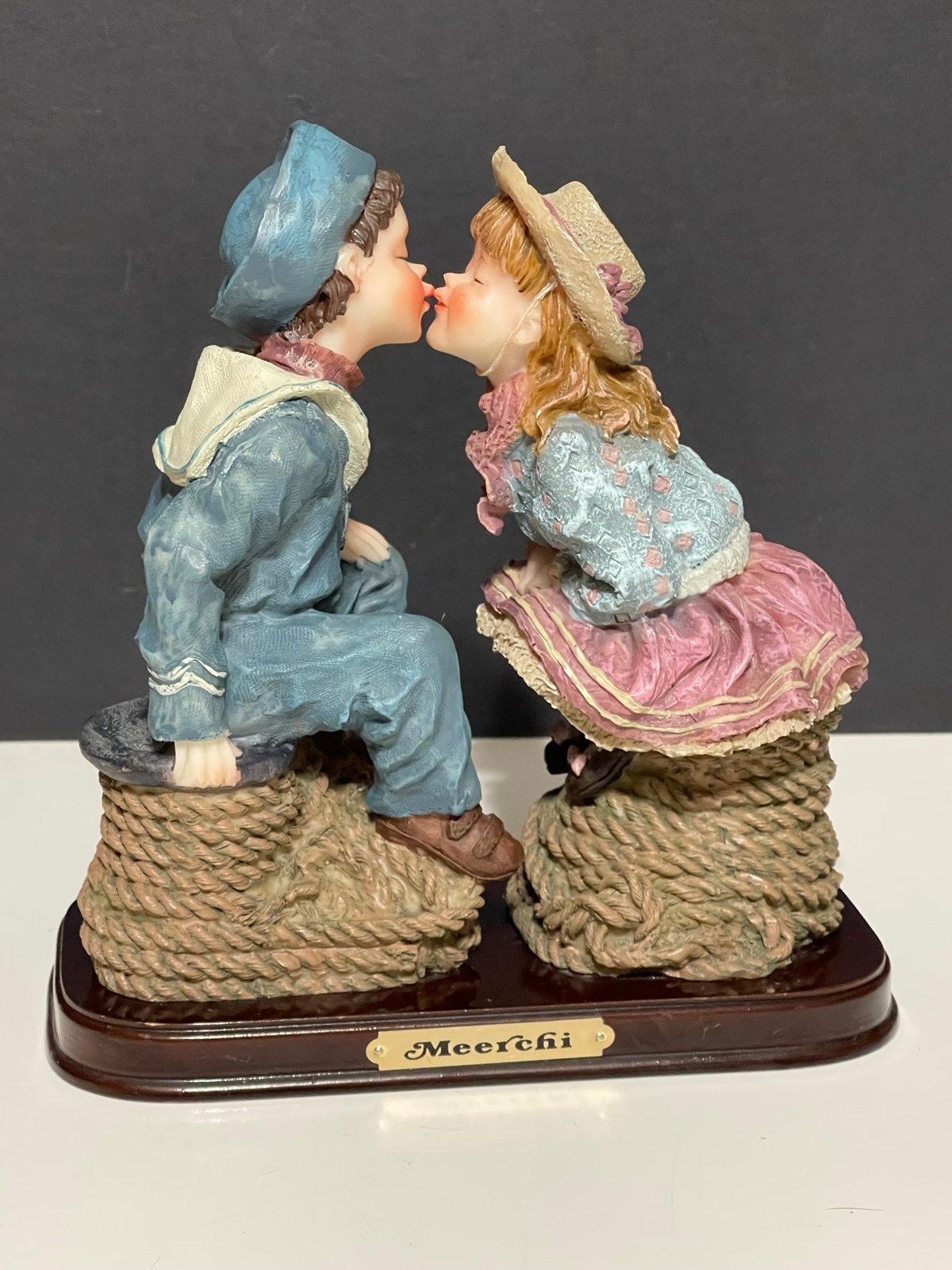 7.5” Tall Meerchi Boy And Girl Kissing Figurine T46