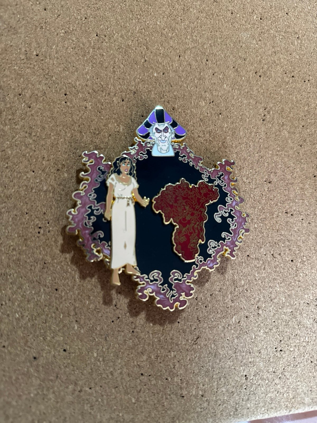 Esmeralda allure Pin