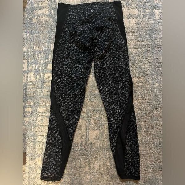 Lululemon leggings size 6 mesh sides