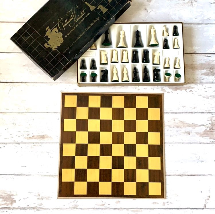 Vintage 1975 Gallant Knight Chessman of Champions Chess Fame Set & Board