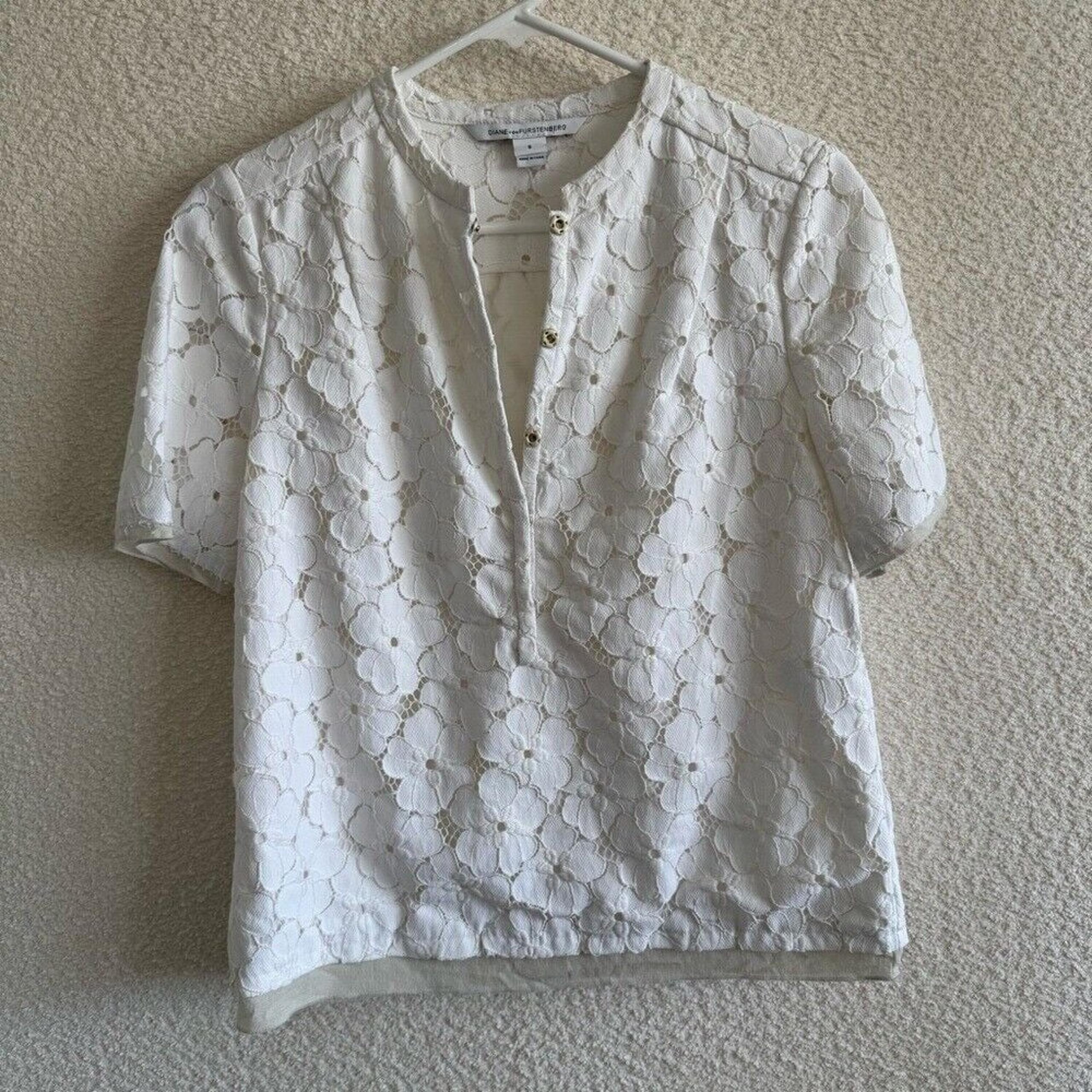 Diane Von Furstenberg Silk Blend White Floral Eyelit Short Sleeve Top Size 6