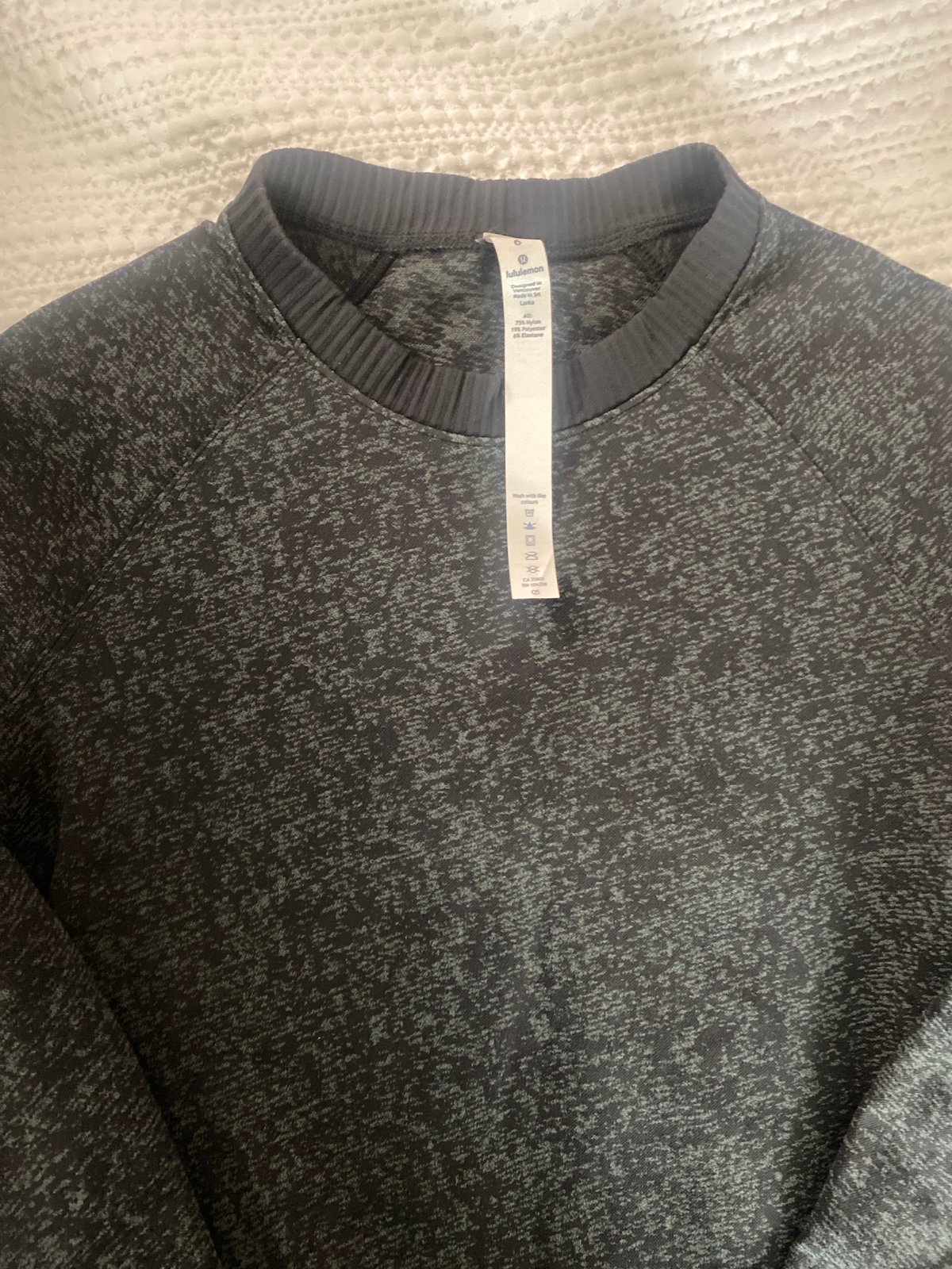 Super flattering lululemon workout top size 6