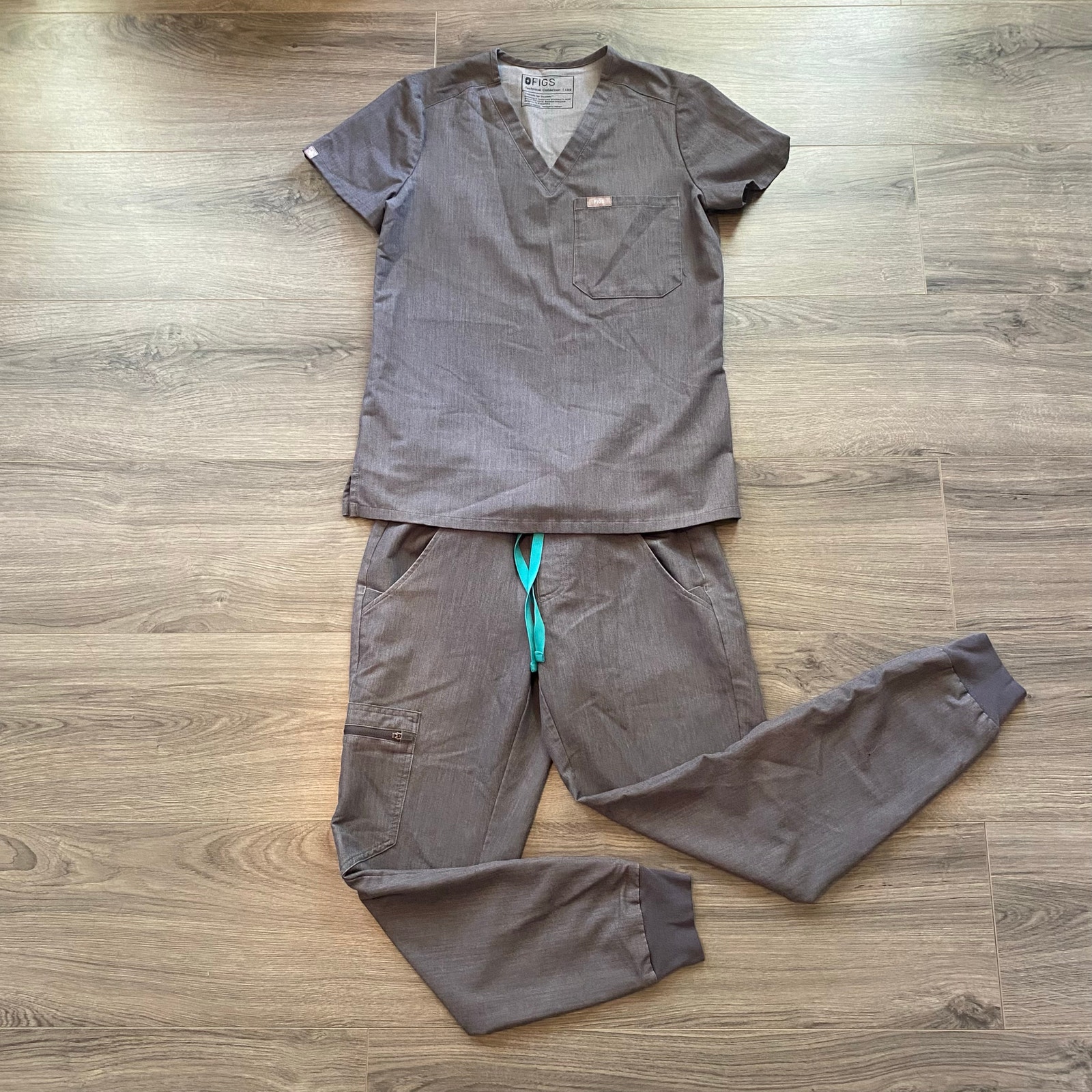 FIGS Women's size XXS Petite Graphite Gray Catarina Top Zamora Jogger Scrub Set