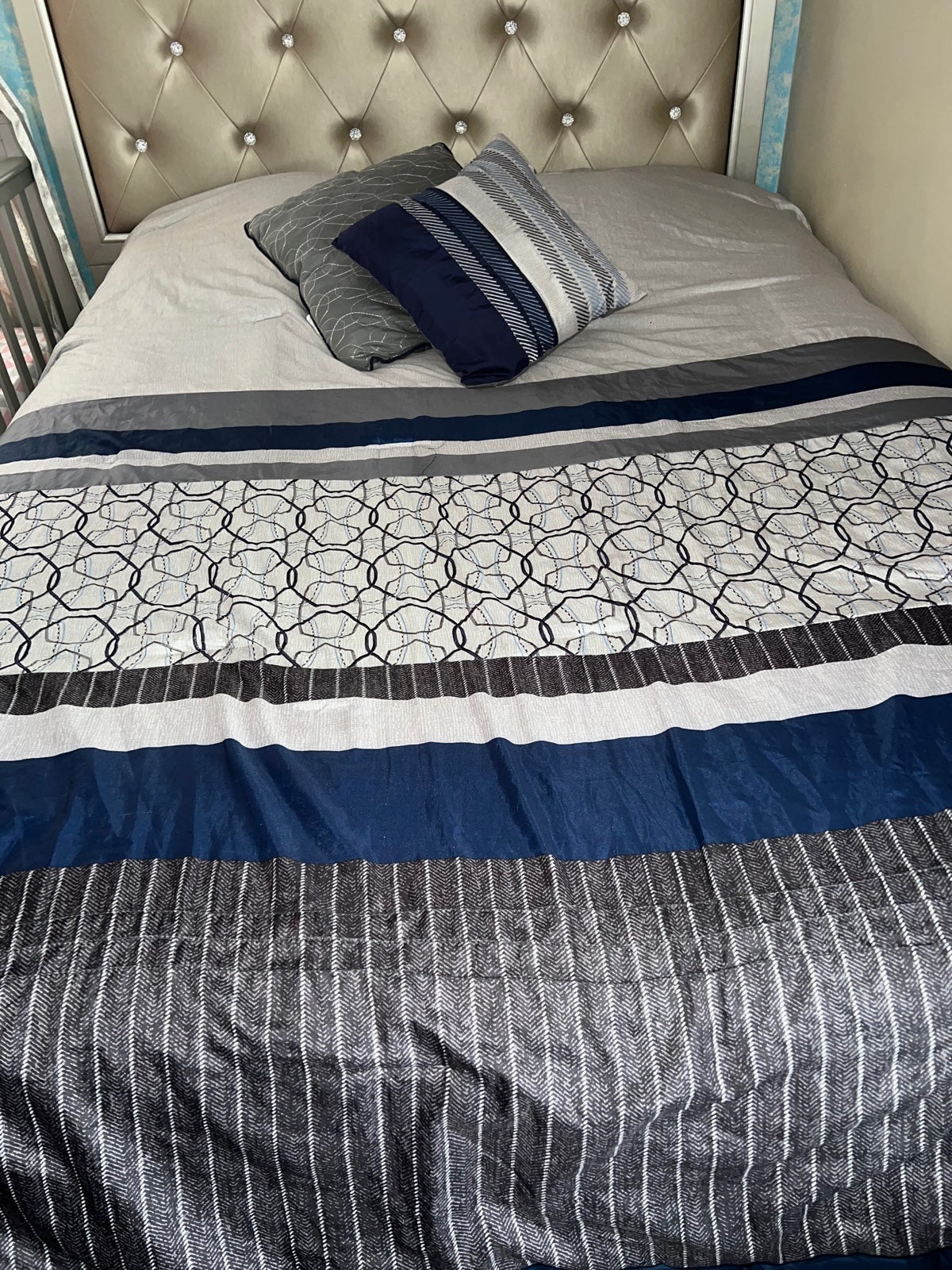 5 piece Bedding Comforter Set- Duvet Cover and Shams