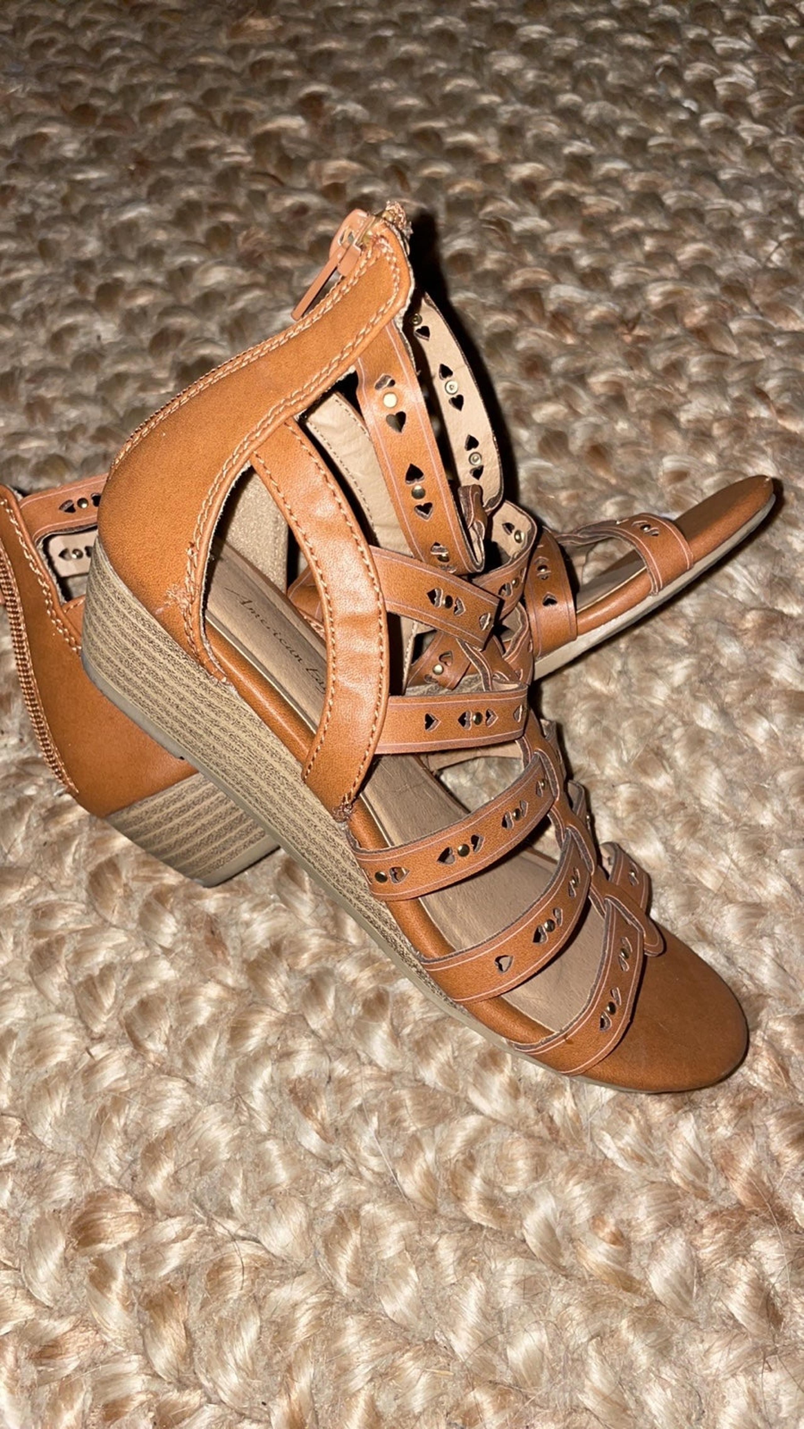 American Eagle girls kids childs Gladiator brown gold sandals heels shoes size 2