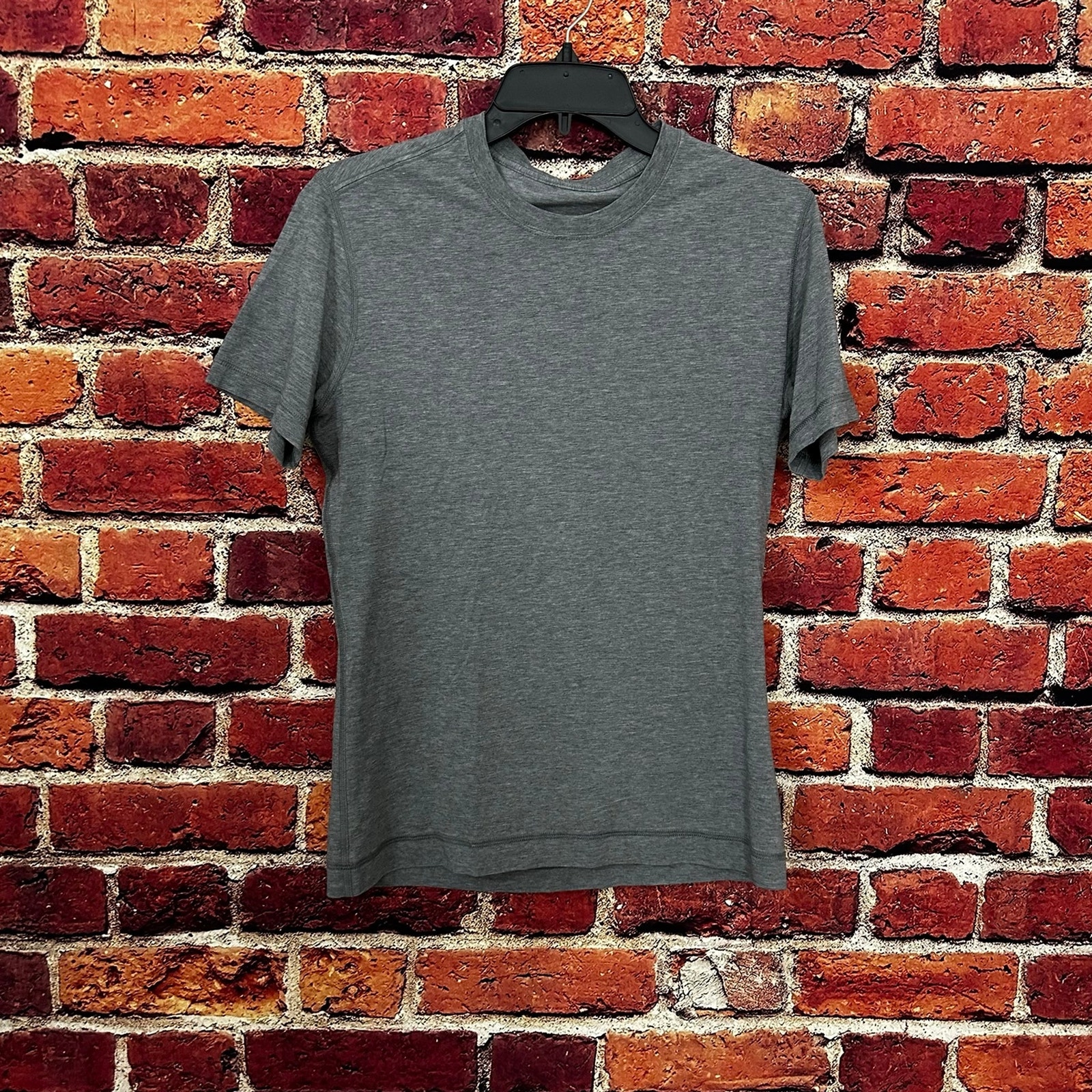Men’s Lululemon tee shirt
