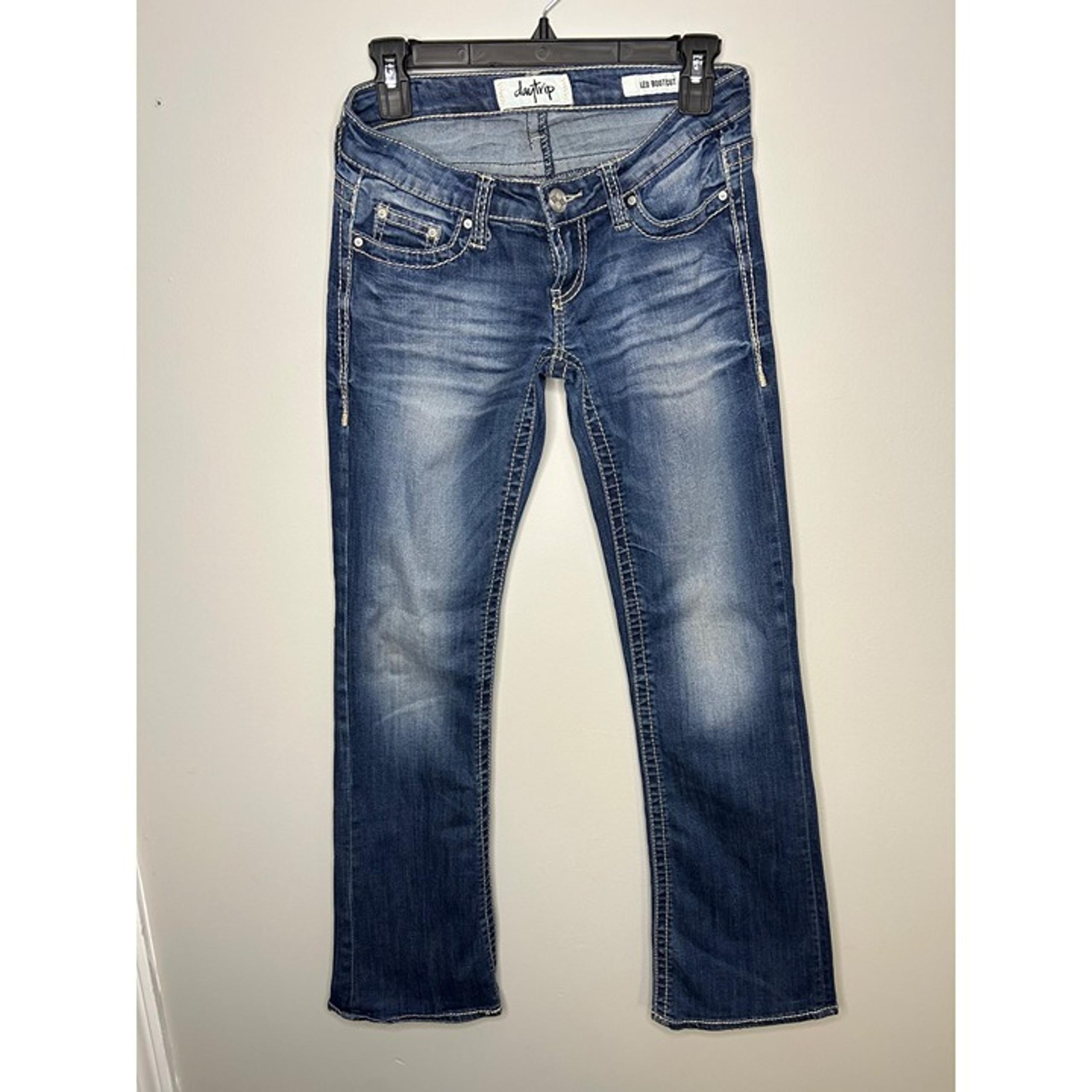Daytrip jeans low rise Leo bootcut size 24R women’s embroidered detail pockets