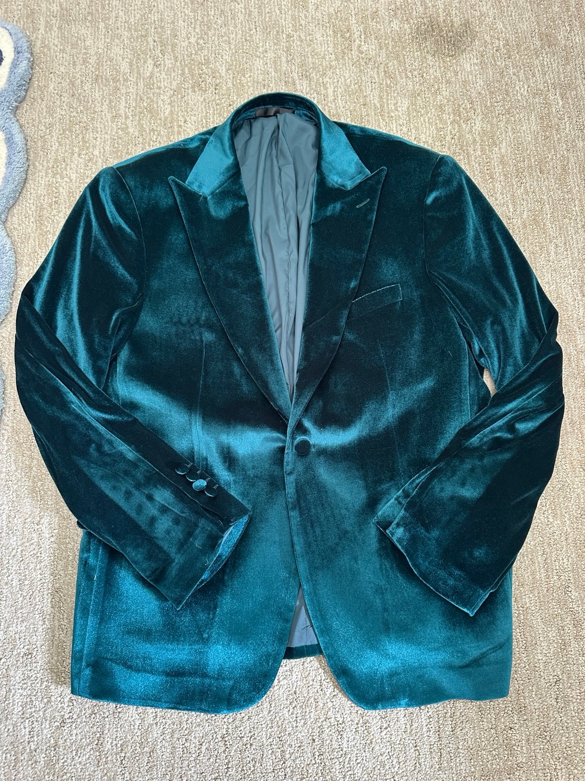 Men’s teal velvet blazer #velvetjacket suit. Has matching pants 

Blazer size 42