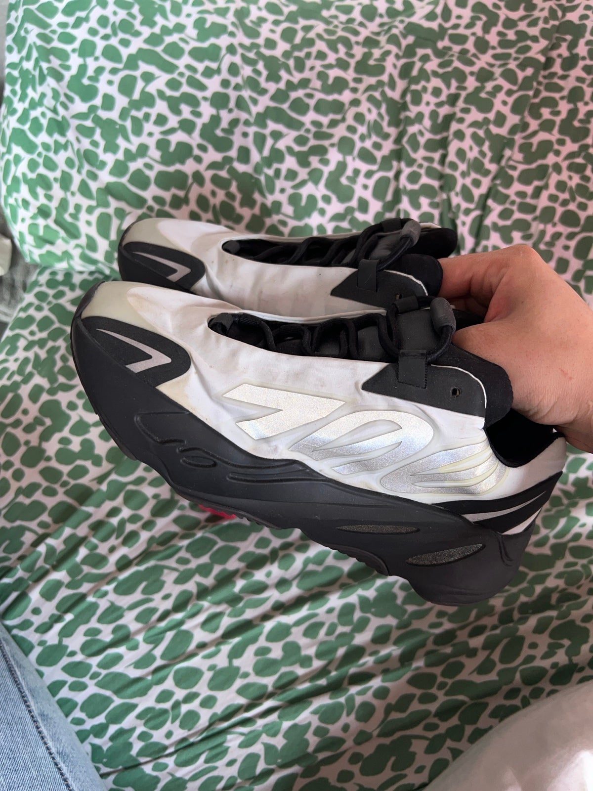 Yeezy 700 v2