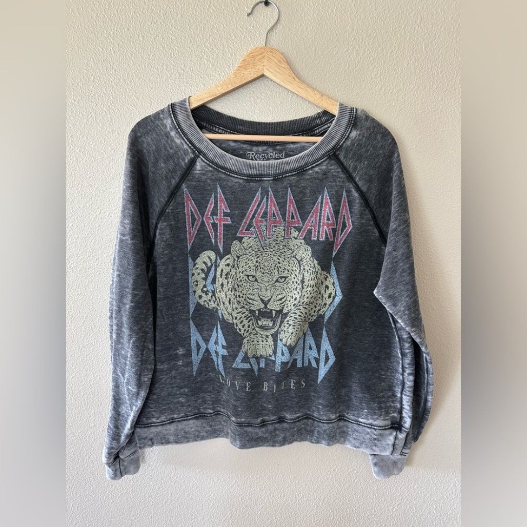 Recycled Karma Def Leppard Love Bites Oversized Graphic Pullover Sweatshirt XS