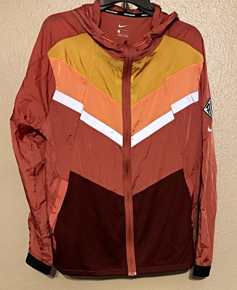Nike Windrunner Wild Run Jacket Color Claystone Red/Chutney/Camellia Size L