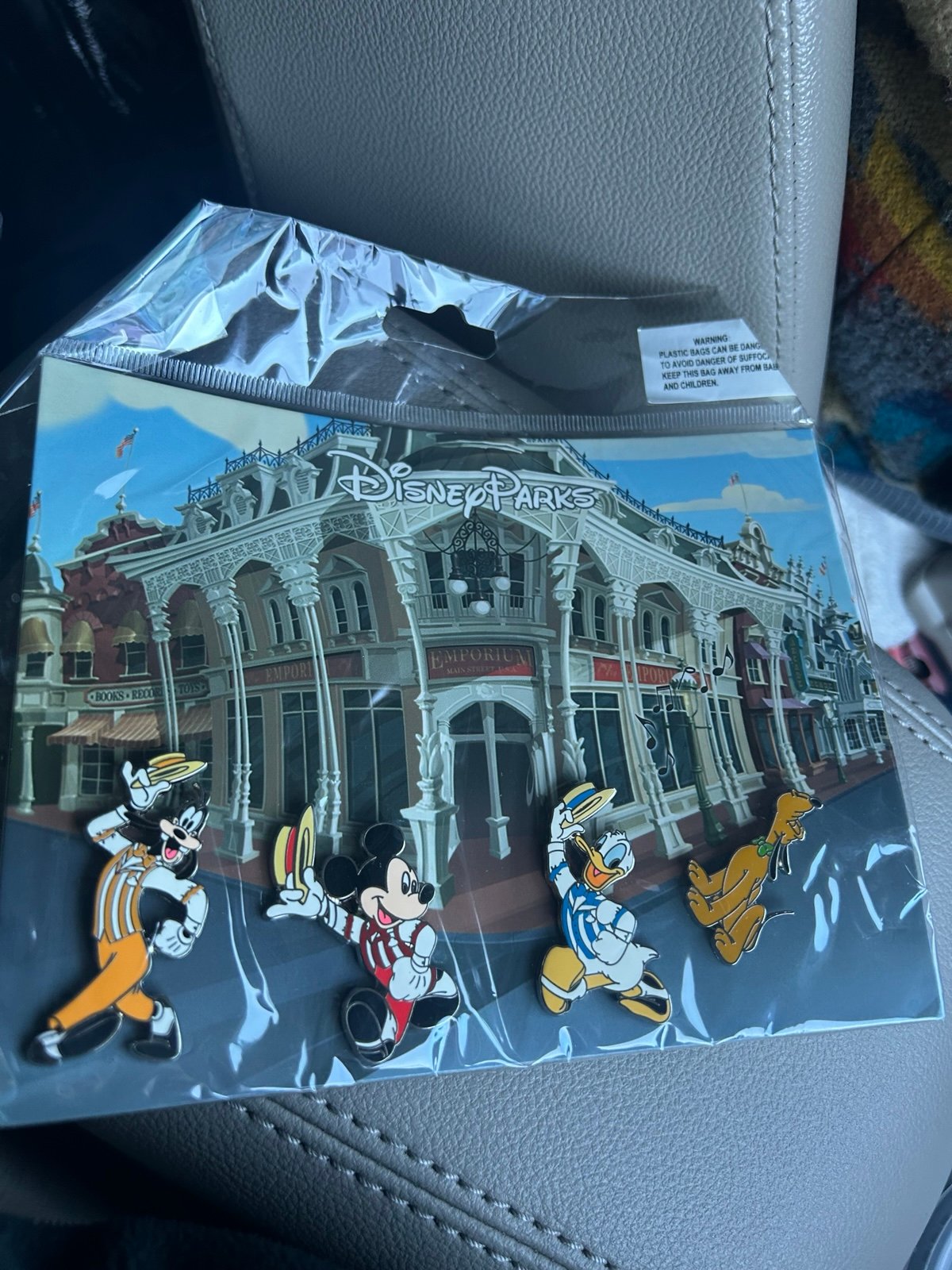 New Disney Main Street USA Set of 4 Pins. Mickey Goofy Donald Pluto New sealed