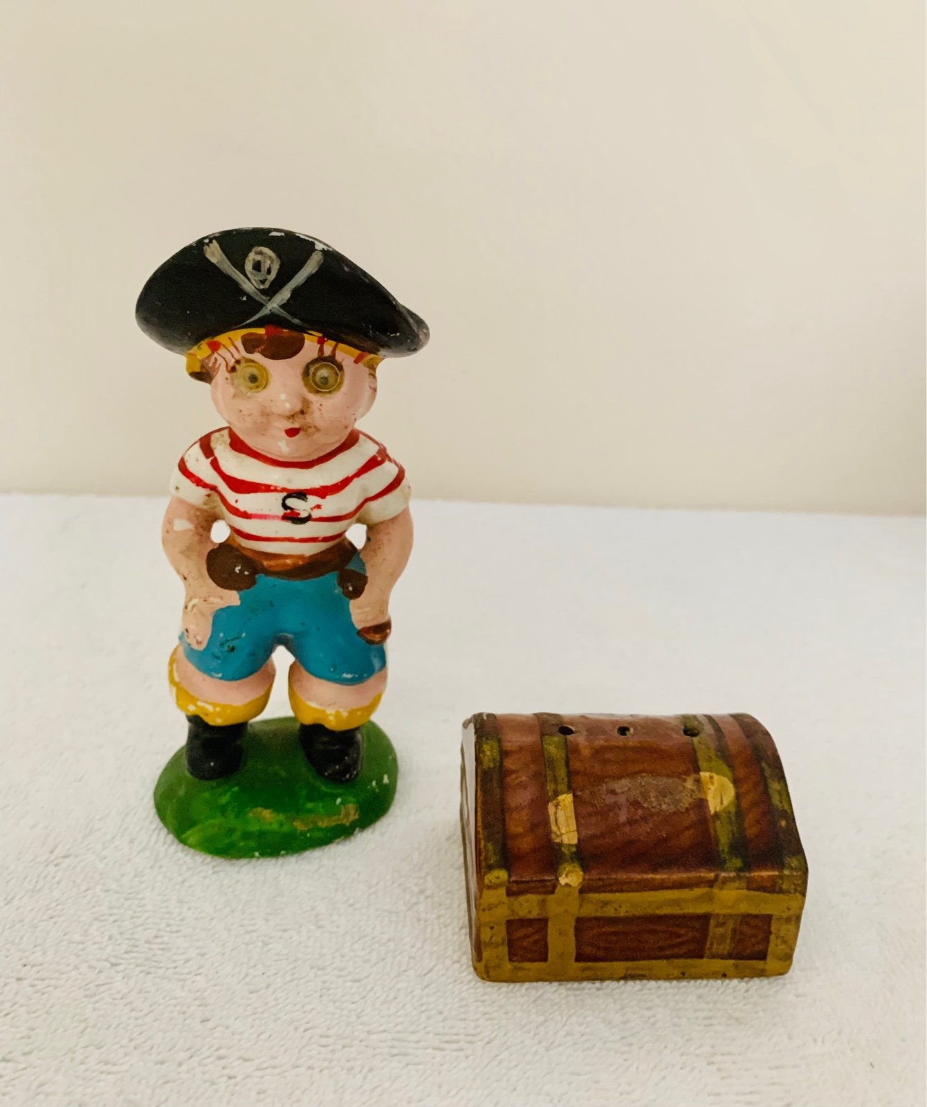 Vintage Pirate & Chest Salt & Pepper Shaker Set Ceramic Made In Japan Nov. Co.