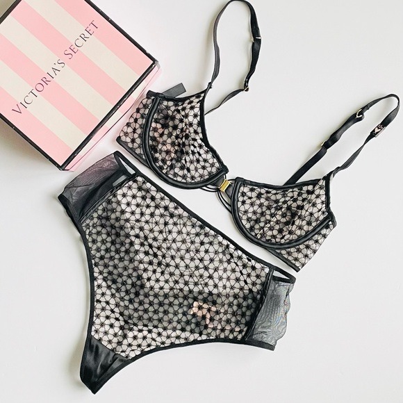 32D SMALL Victoria’s Secret black bra set