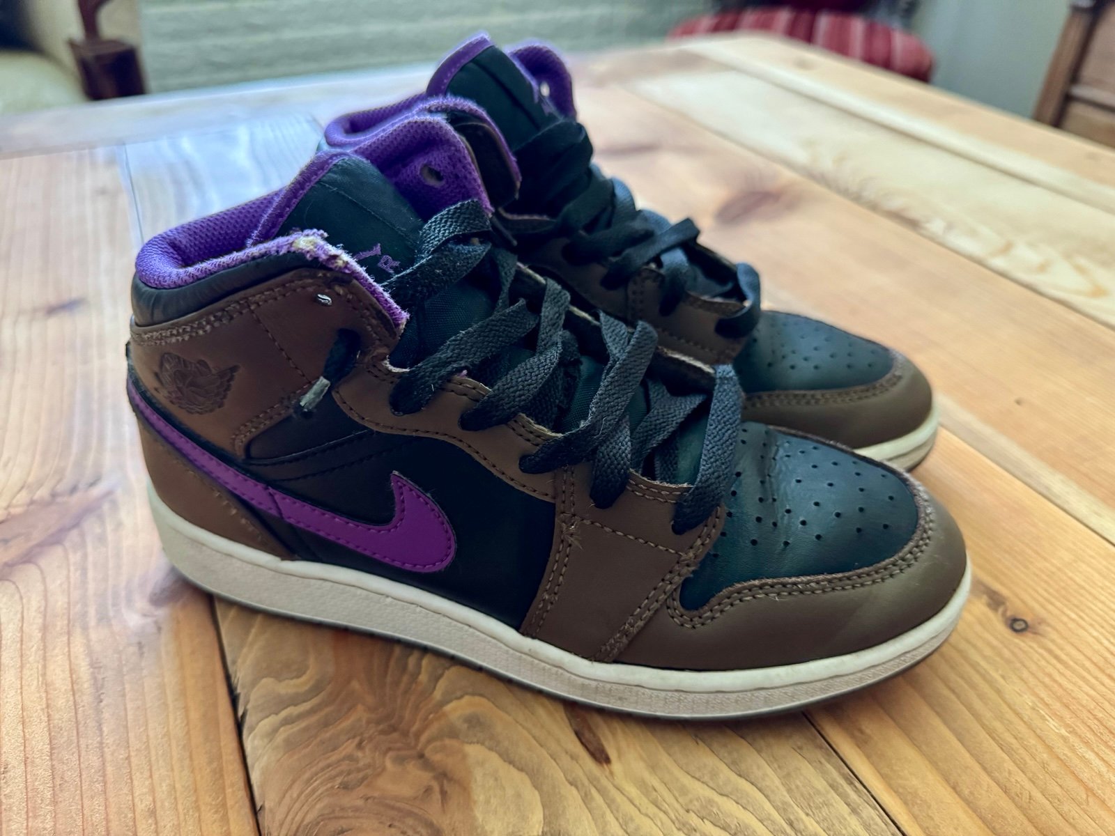 Boys Jordan 1 Mid size 4Y