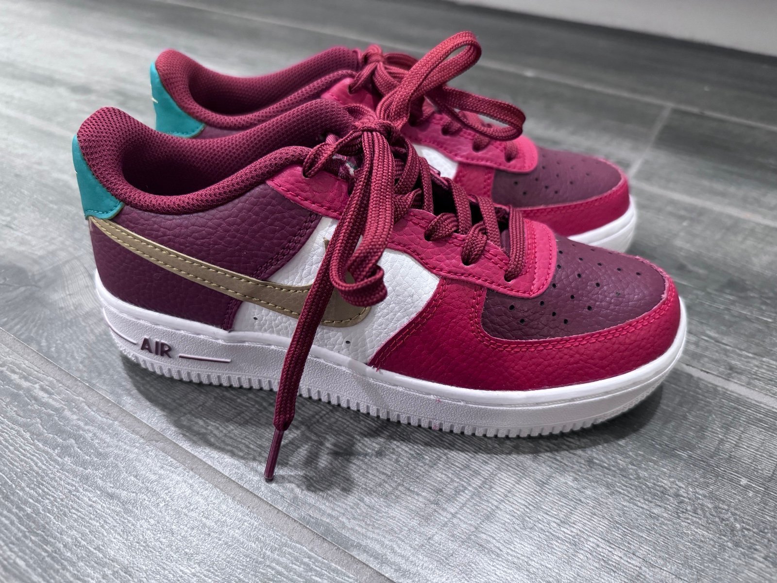 Nike Air Force 1 Low GS “Christmas” Youth Size 4.5 Red Green Women’s 6