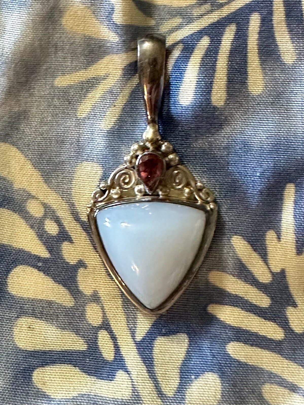 Sajen Cabochan Chalcedony Sterling Silver Pendant