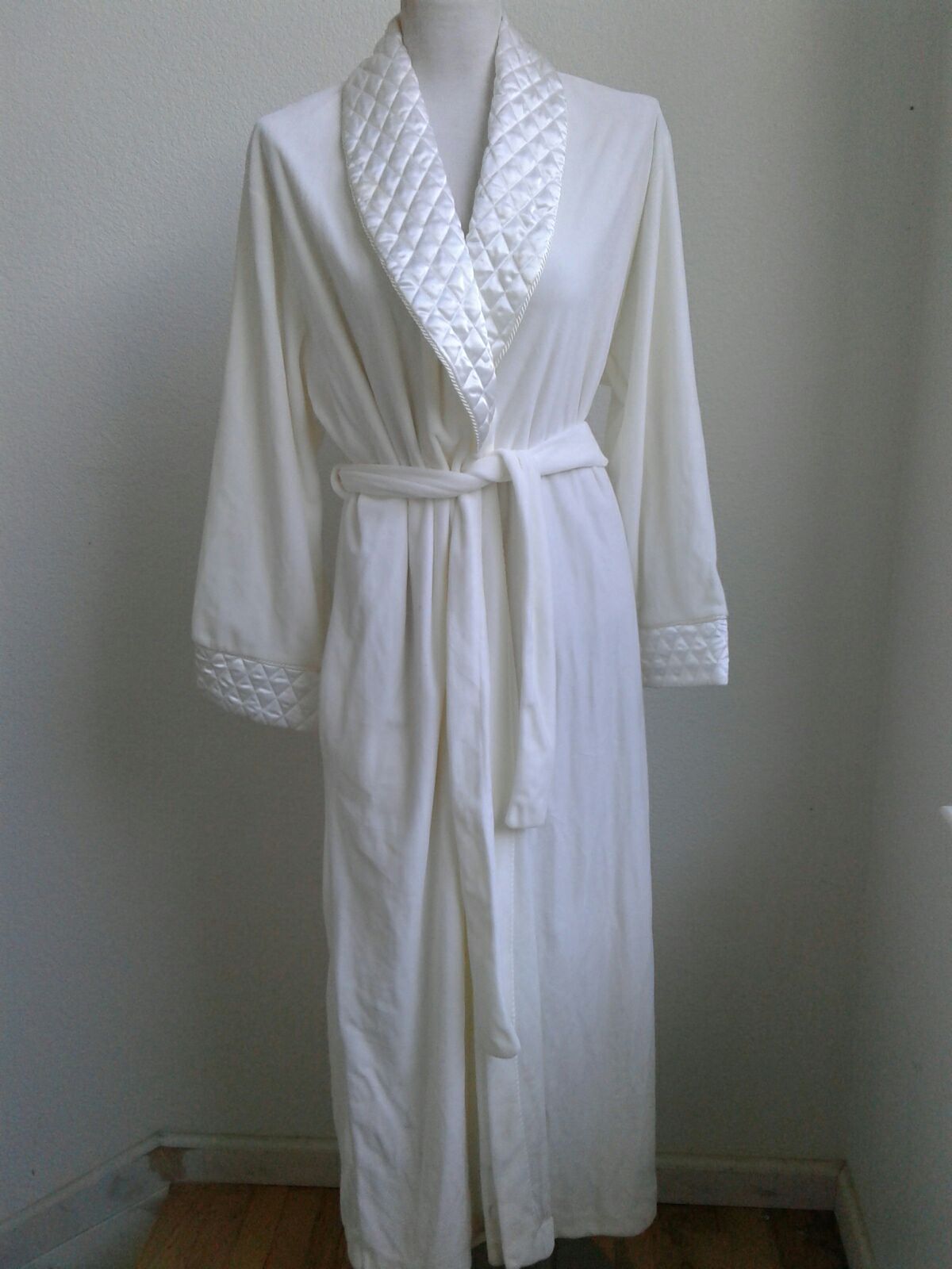 Delicates ivory full length robe sz M