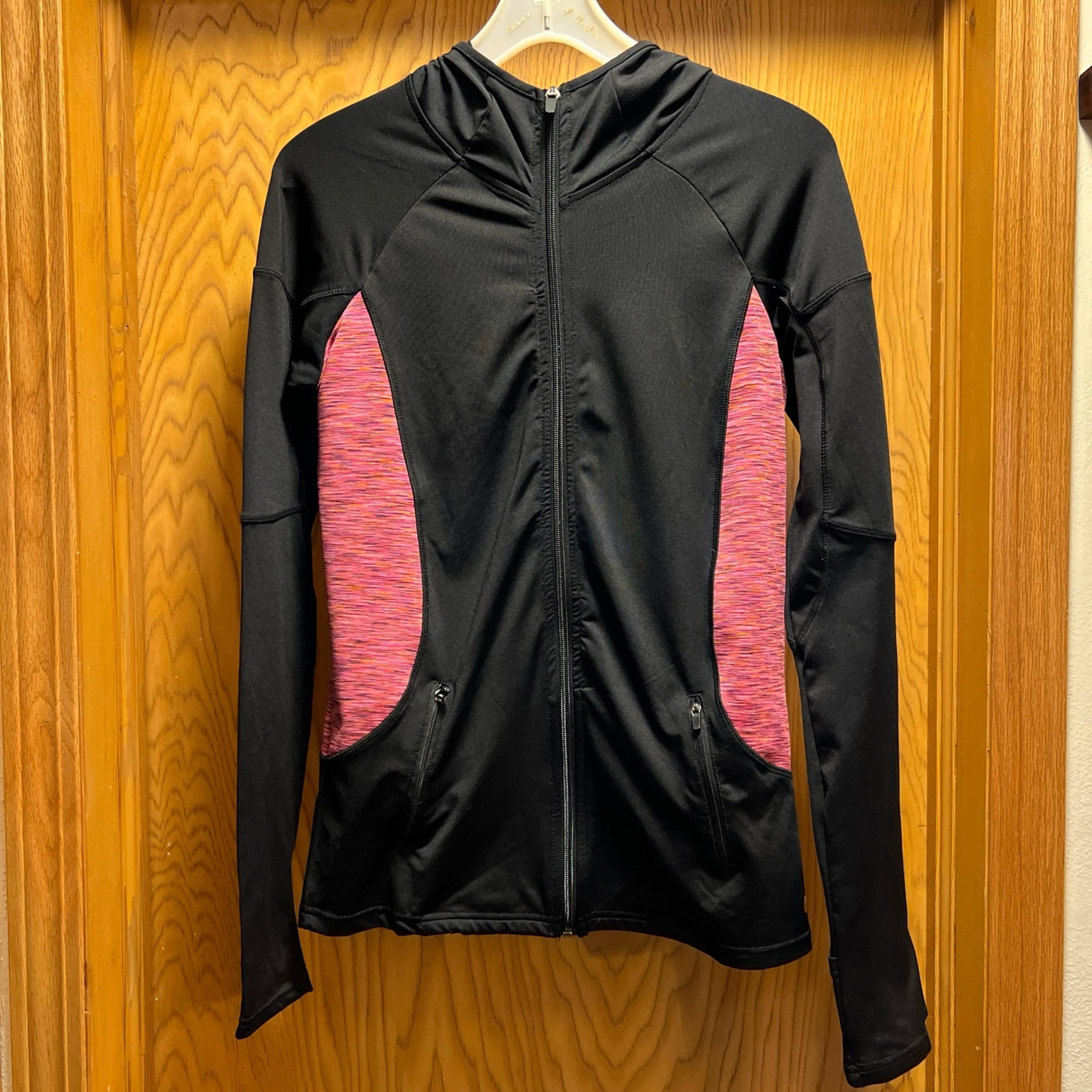 90° black and pink zip front athletic top. Hooded. Size small.