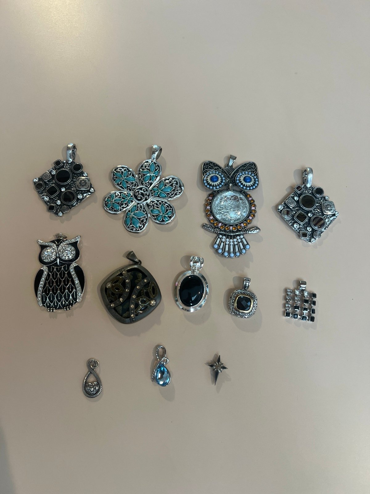 Pendant lot