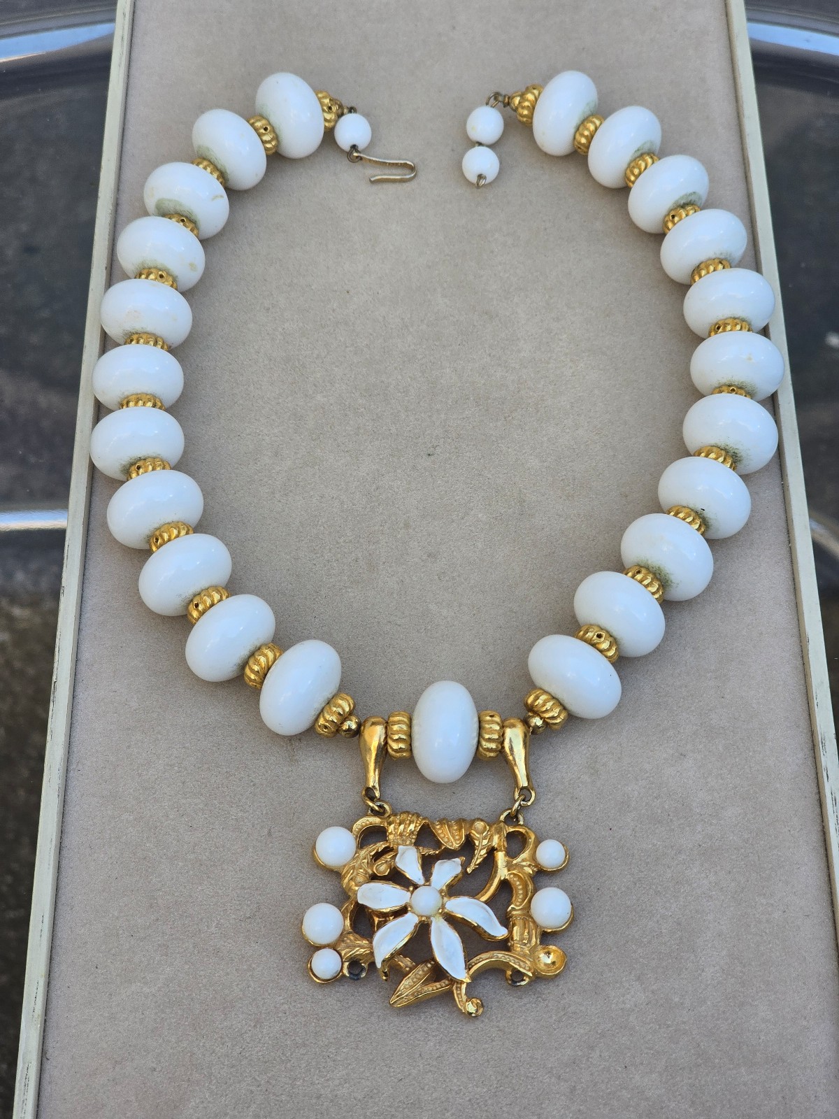 Vintage Castlecliff White Milk Glass Gold Tone Pendant Choker Necklace