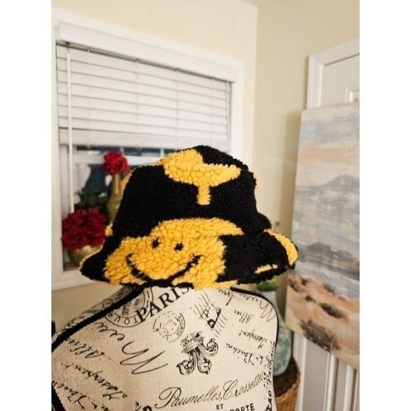 Trendy Fbz Yellow & Black Sherpa Smiley face Bucket Hat