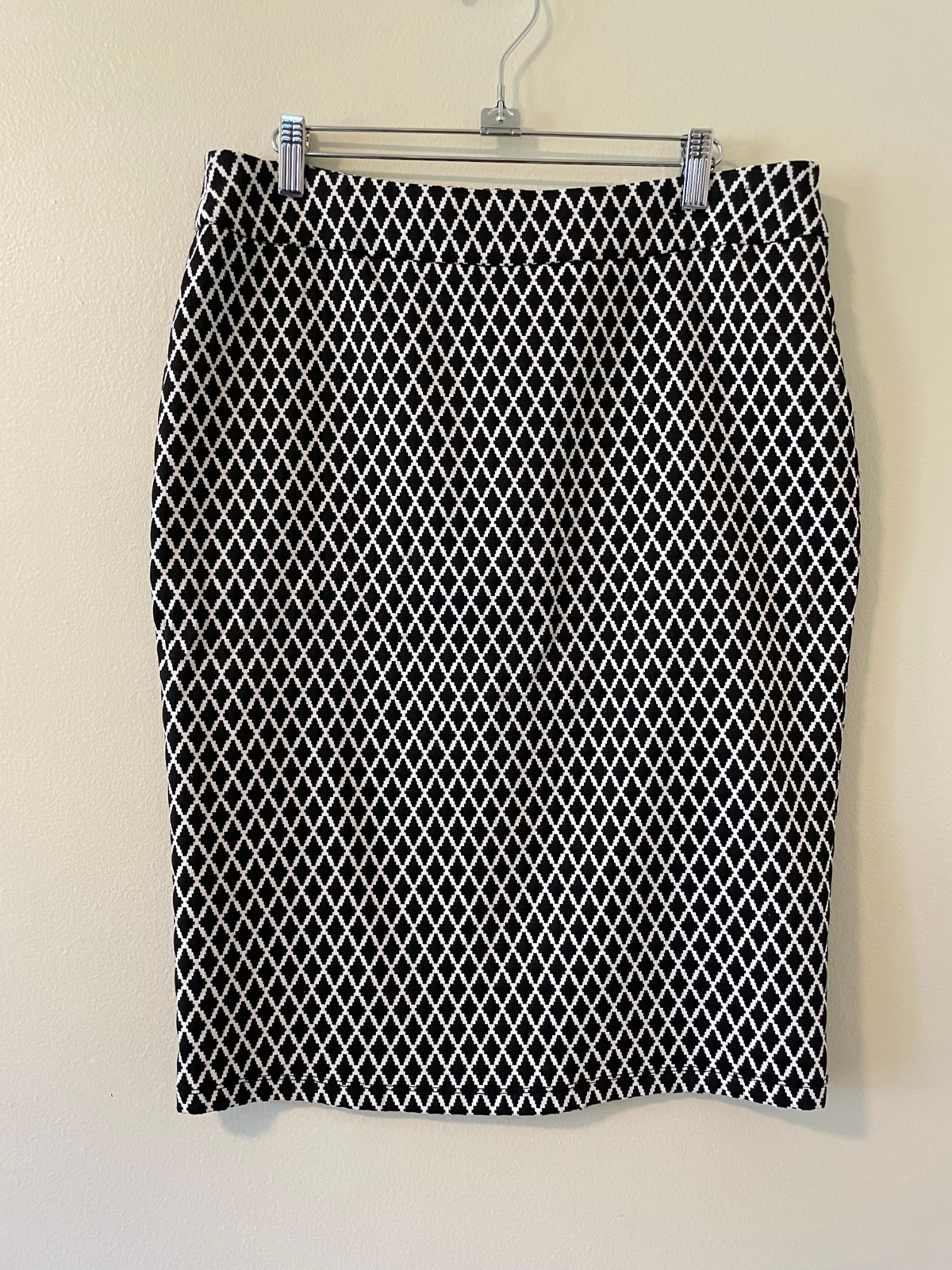 Soho Apparel Ltd Black White Diamond Pattern Pencil Skirt