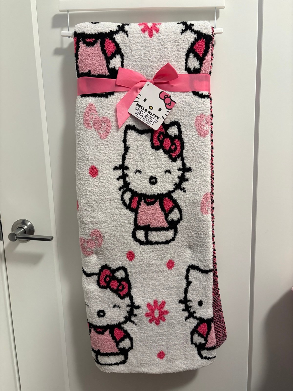 Hello Kitty Daisy Super Soft Throw