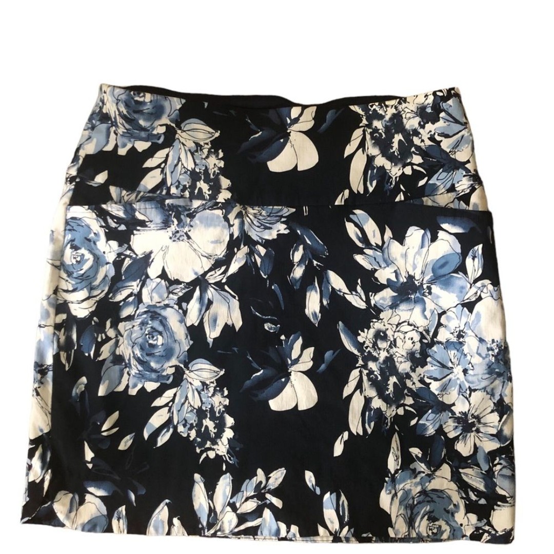 S.C. & CO Women's Comfortable Stretch Floral Navy Light Blue Skort M Pockets