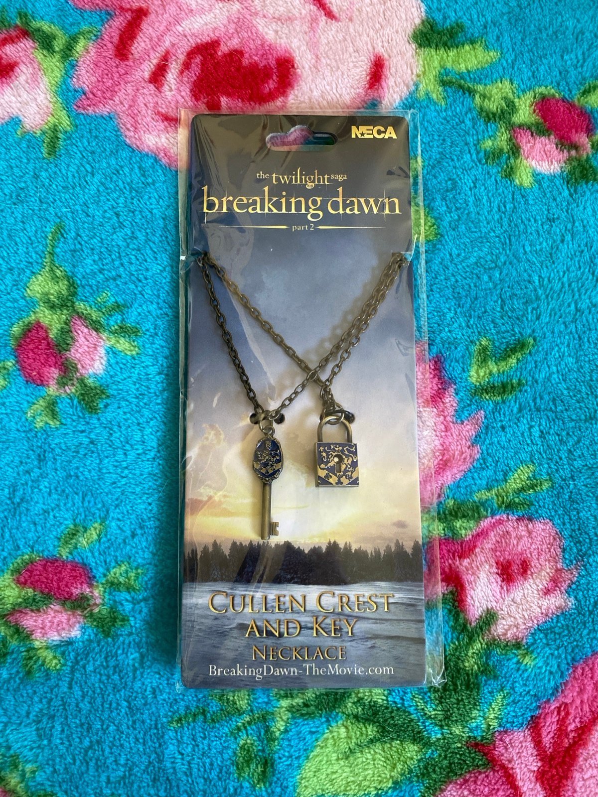The Twilight Saga ‘Breaking Dawn Part 2’ Cullen Crest and Key Necklace