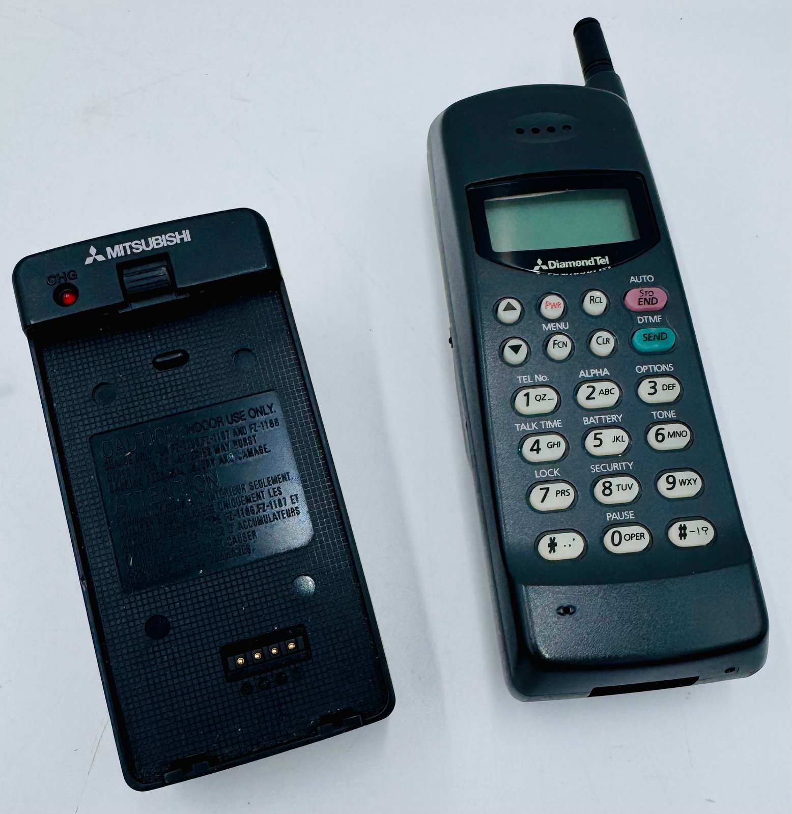 Misubishi Vintage cell phone MT-1096FOR6A w/Charger