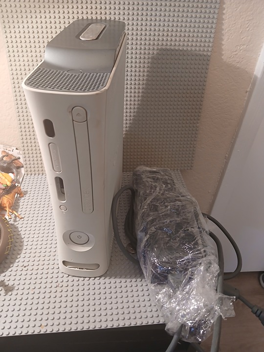 Microsoft Xbox 360 System Bundle 20GB White Console W/ Power tested