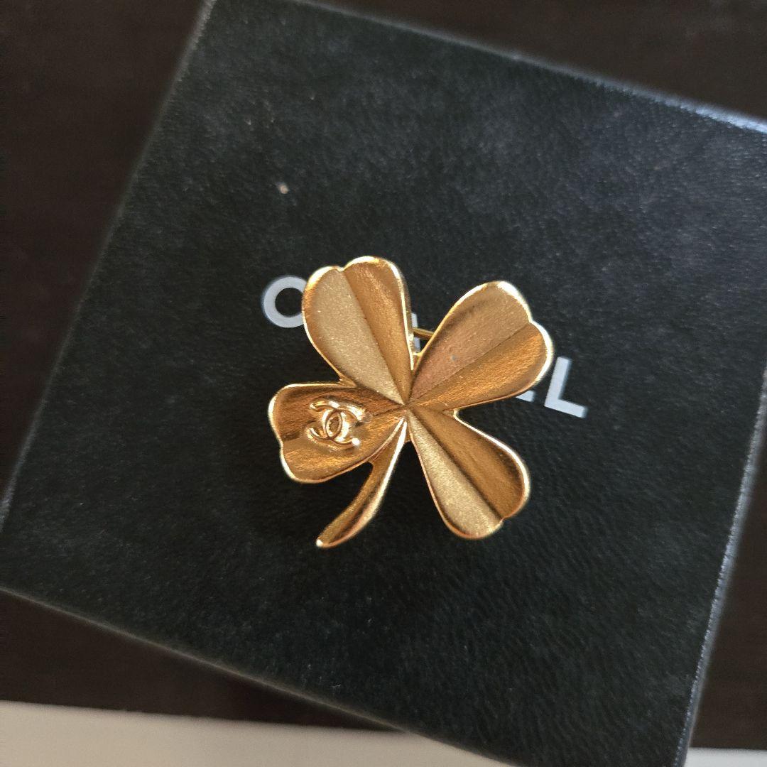 CHANEL brooch clover