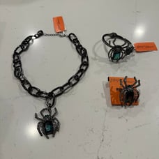 Betsey Johnson Chunky Green Spider Necklace, Bracelet & Ring Bundle