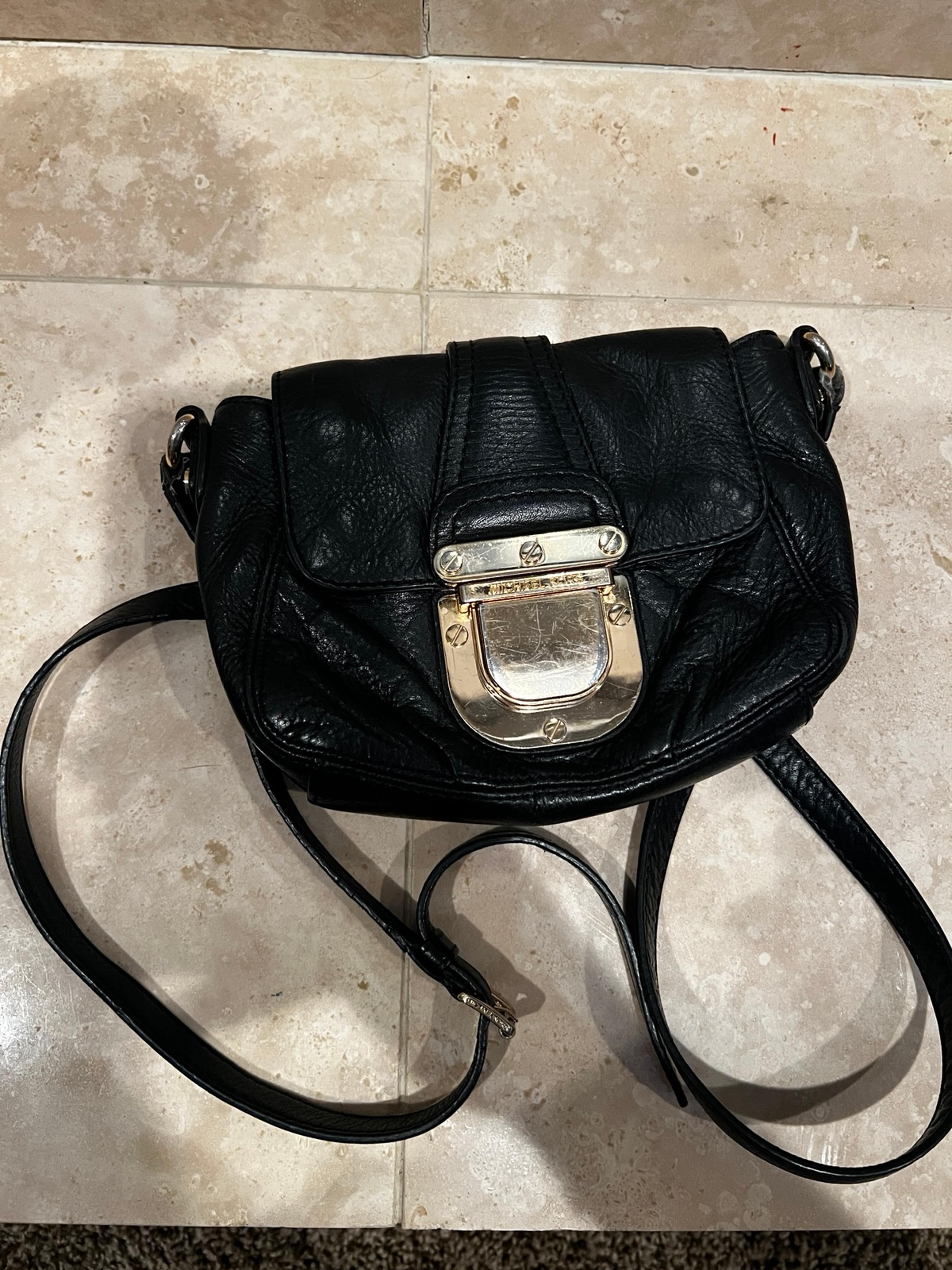 Michael Kors Charlton Leather Crossbody in Black