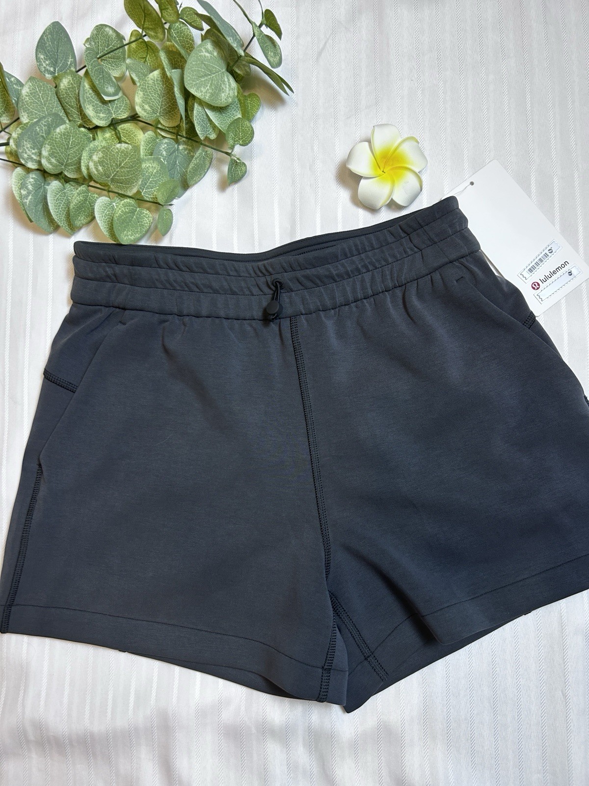 NWT78 Lululemon Softstreme HR Short 4 - BLACK - Size 6