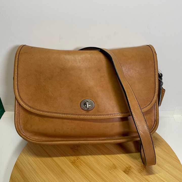 Vintage Coach 9790 City Bag Tan Leather Purse Shoulder Crossbody Brass Kiss Lock