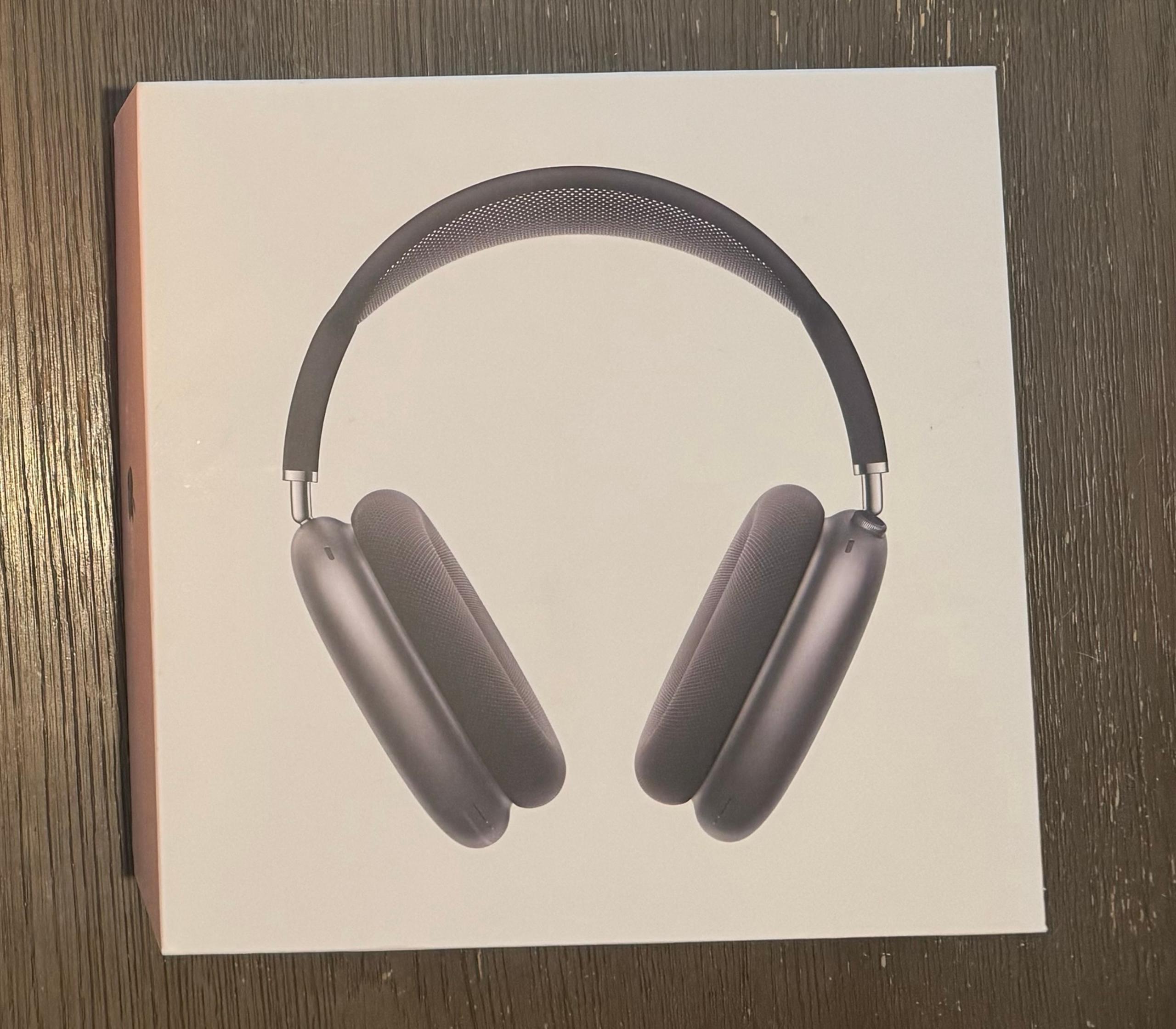 Apple AirPods Max with Smart Case in Space Gray