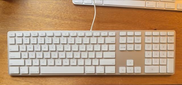 Apple A1243 2007 Ultrathin Slim Wired USB Aluminum Keyboard 2x USB ports