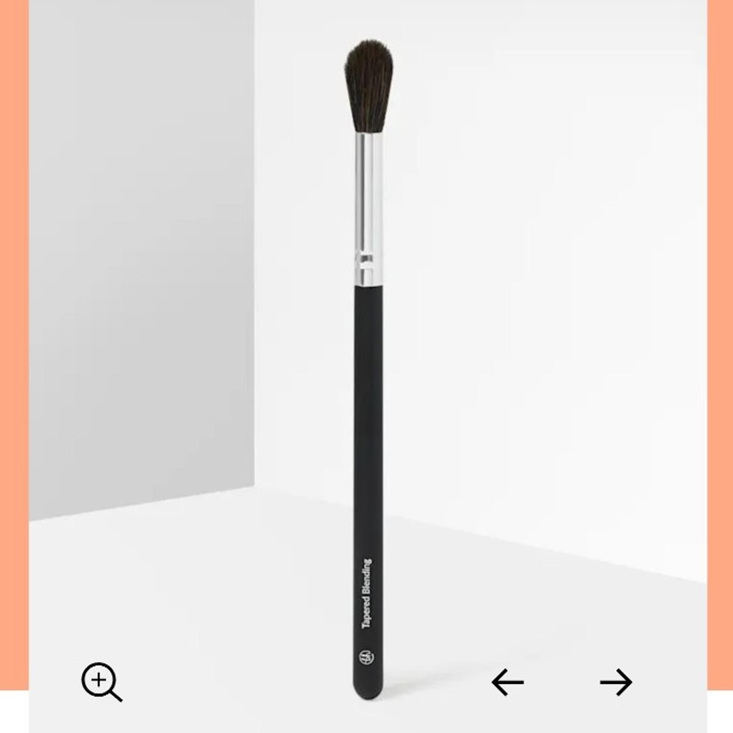 NIB Tapered Blending Brush - Bh Cosmetics