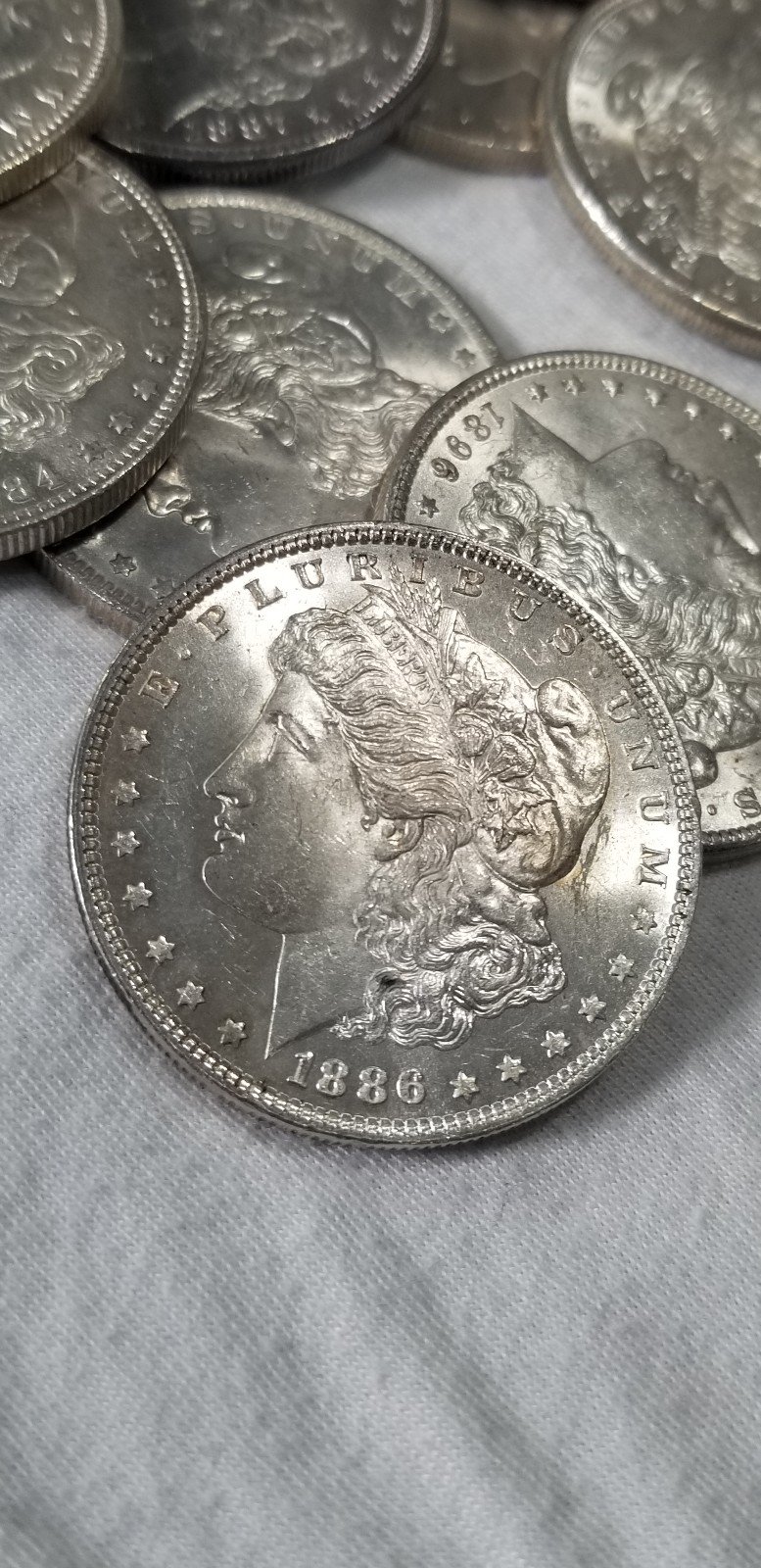 1886-P MORGAN SILVER DOLLAR (TOUCH OF TONING ON REVERSE)